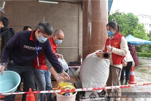 志愿者正在校门口为学生搬运行李.广西新闻网通讯员 李崇成 摄
