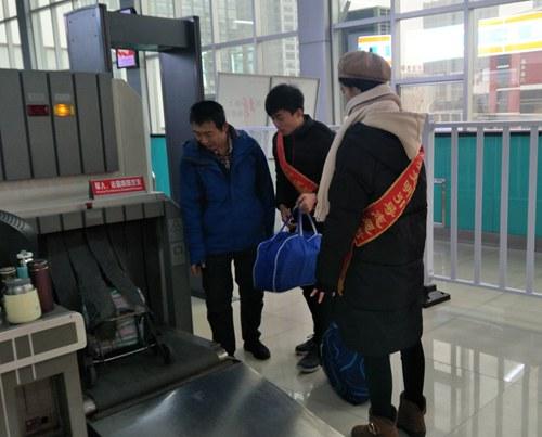 志愿者帮助旅客搬运行李